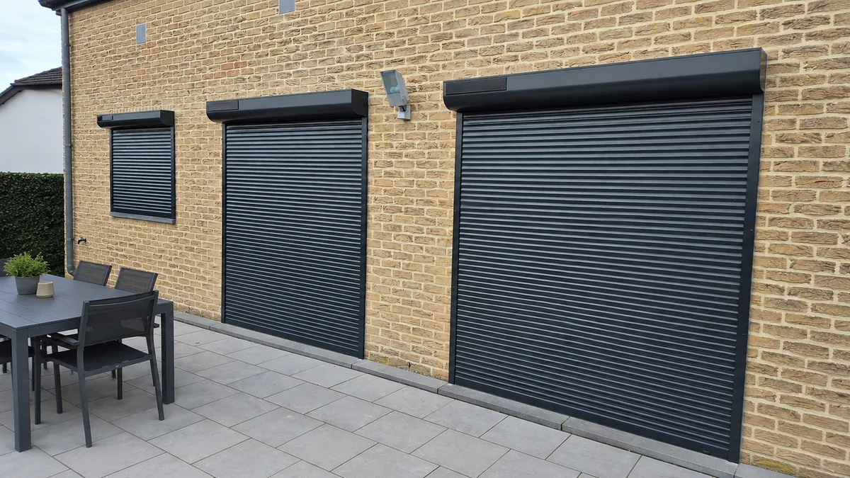 Volets roulants anthracite posés sur une façade